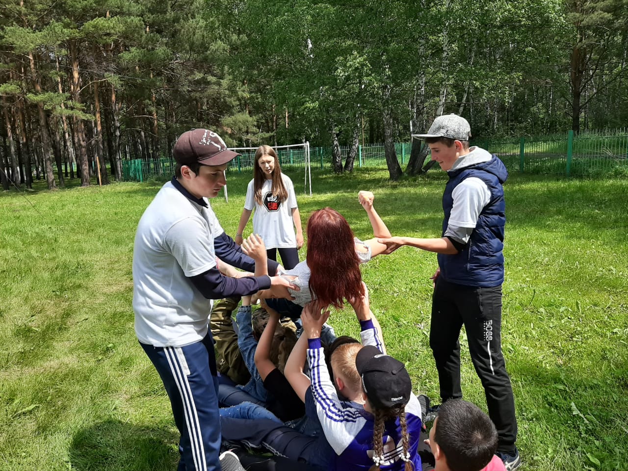 Упражнения на доверие в тренинге. Тренинг командообразования анонс. Тренинг веревочный курс. Тренинг на доверие. Тимбилдинг с веревками.